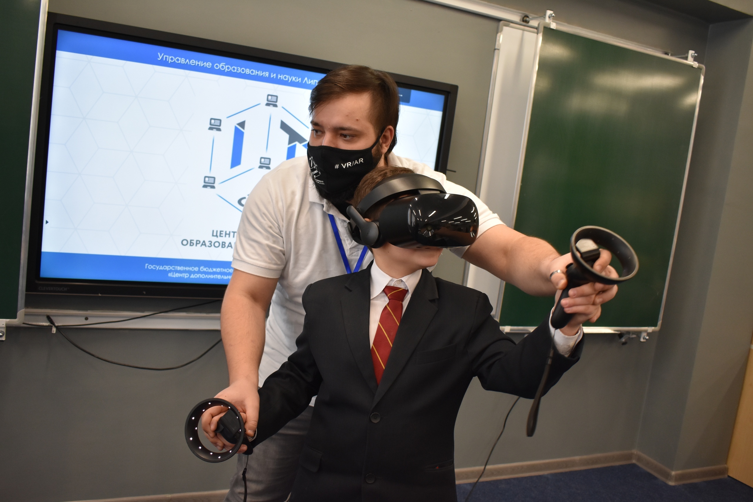 Школа vr. Ar VR it куб. VR разработка. Класс с VR технологиями. VR/ar оборудование.